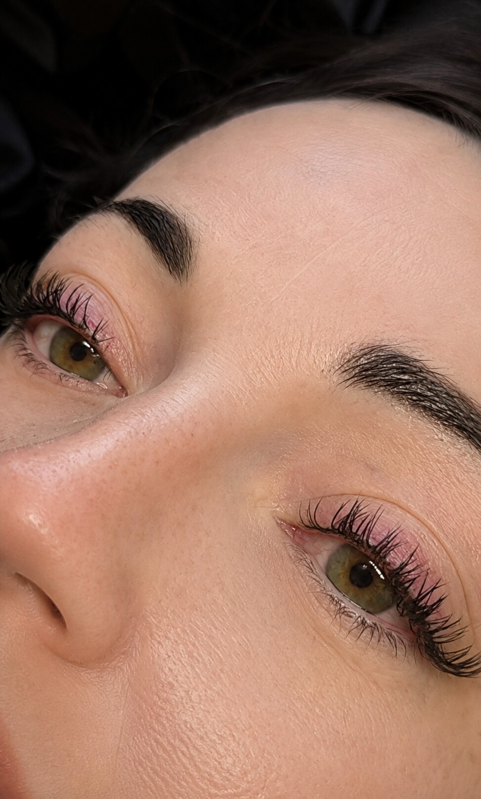 Präzise gearbeiteter Wet Look an einem Modell mit grünen Augen