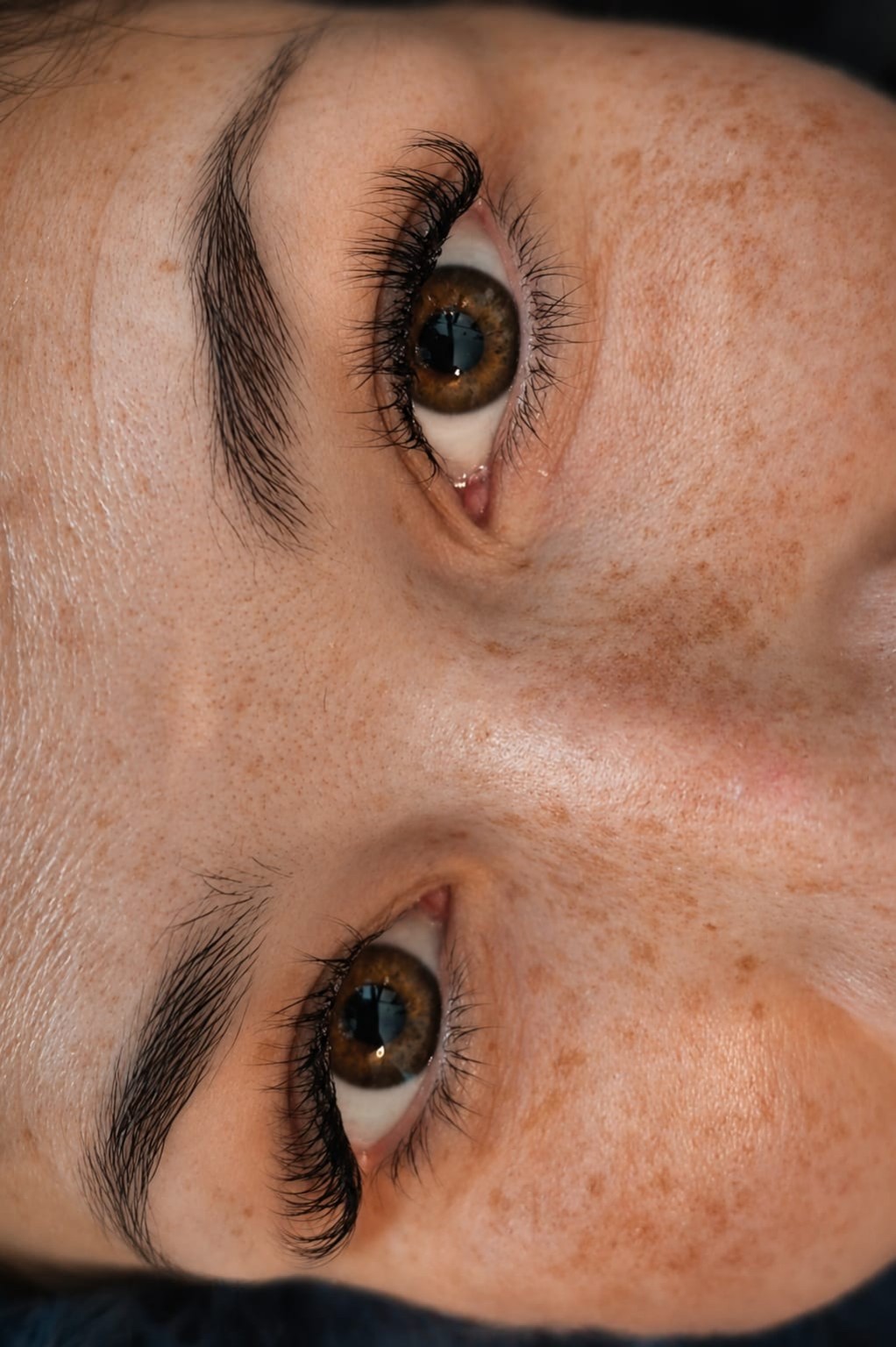 Voluminöser und präzise gefächerter Wimpernlook